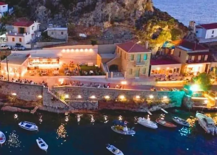 80 τ.μ. δίπλα από την θάλασσα στην ελιά.