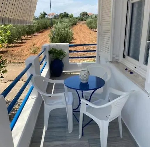 Апартаменты 80 τ.μ. δίπλα από την θάλασσα στην ελιά. Лакония